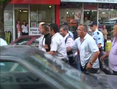 Protesto mitinginde amcasının oğlunu vurdu