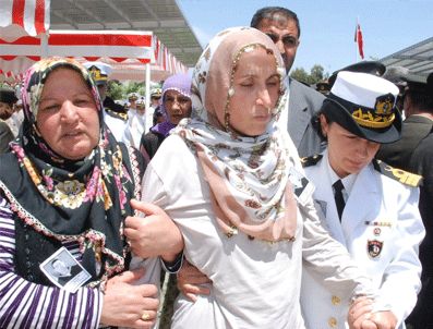 İSMAIL KATMERCI - Şehit olan çocuklarını el ele uğurladılar