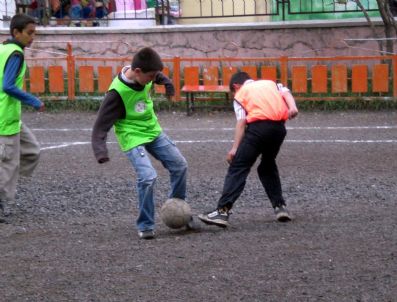 BAHAR ŞENLIKLERI - Atatürk İlköğretim Okulu Sınıflar Arası Futbol Turnuvası Başladı