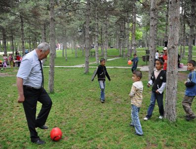 ERDOĞAN AYATA - İl Milli Eğitim Müdürü Ayata, Öğrencilerle Maç Yaptı