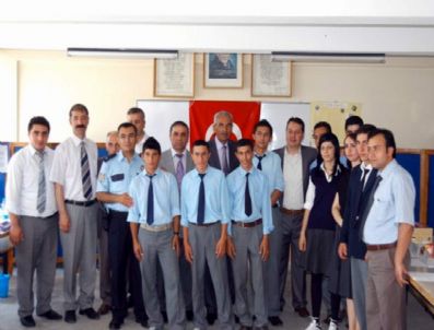 İLHAN EREN - Koyulhisar'da Öğrenciler Fizik Deneyleri Sergiledi