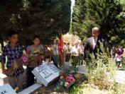 Şehit Öğretmen Mezarı Başında Anıldı