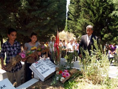 BOLAYıR - Şehit Öğretmen Mezarı Başında Anıldı