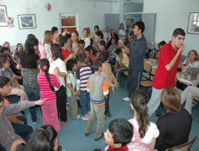 MAHMUT KARA - Zihinsel Engellilerden Yılsonu Eğlencesi