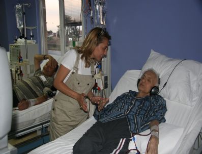 ASUMAN DABAK - Diyaliz Hastalarına Tiyatro Oyuncularından Moral Ziyareti