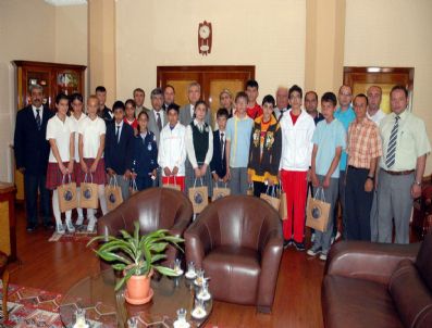 Vali İmga'ya Sporculardan Ziyaret