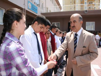 Kayseri'de Başarılı Öğrencilere Ödül Verildi