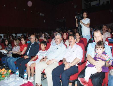 OKTAY RIFAT - Sorgun'da 'Komşu Köyün Delisi' İsimli Tiyatro Oyunu Sahnelendi