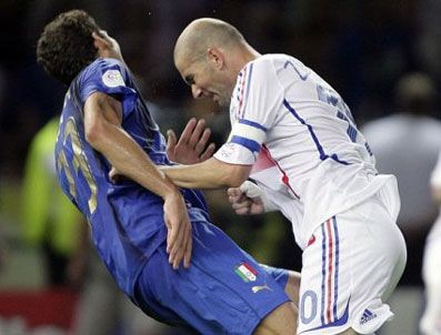 ZİNEDİNE ZİDANE - Zidane'nın kendini kaybettiği an!