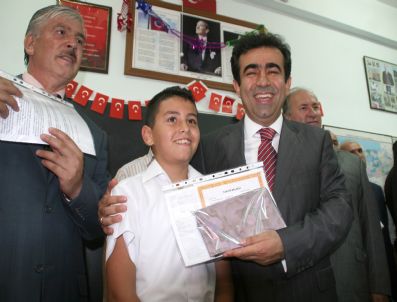 Mersin'de 353 Bin 333 Öğrenci Karne Aldı