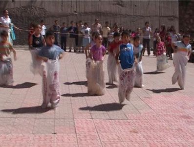 Öğrenciler karne almadan önce kıyasıya yarıştılar