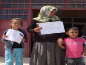 Torunlarıyla Birlikte Karnesini Aldı