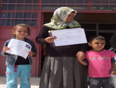 Torunlarıyla Birlikte Karnesini Aldı