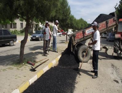 FIKRET AKOVA - Burhaniye'de Belediye Bozuk Yolları Bakıma Aldı