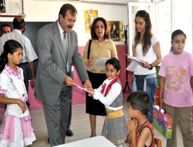 Miniklere 'Boyama Kitabı' Jesti