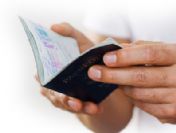 Pasaport harçlarında yarı yarıya indirime gidildi.
