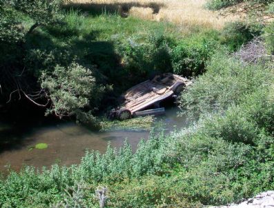 ÜSTÜNLER - Kamyonet Kanala Uçtu: 1 Yaralı