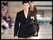 Podyumları şoke eden intihar!