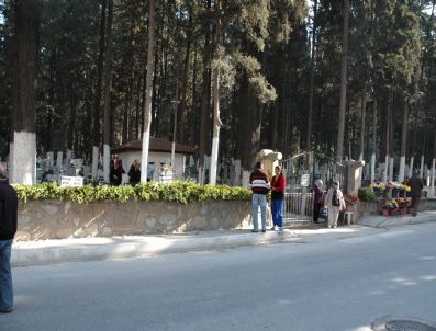 FUAT AKDOĞAN - Aynı Mezarı 0n Kişiye Satan Kuşadası Belediyesi Eski Mezarlık Amiri Tutuklandı