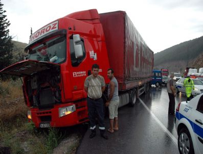 BALıKESIR DEVLET HASTANESI - Balıkesir'deki Trafik Kazasında 2 Kişi Öldü, 3 Kişi Yaralandı