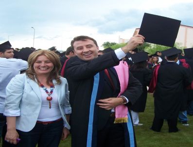 Belediye Başkanı'nın Mezuniyet Sevinci