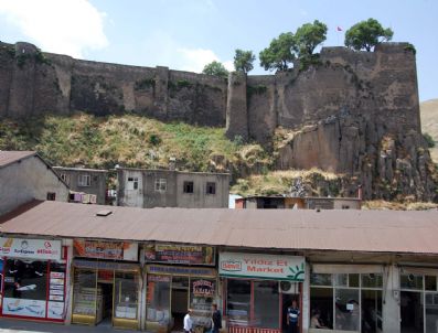 BÜYÜK İSKENDER - Bitlis Kalesi'nde Kaya Bloklarını Sağlamlaştırma Çalışmaları