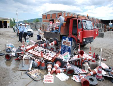 HASAN YAMAN - Çaycuma'da Reklam Dubaları Kaldırıldı