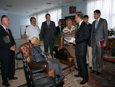 ÖVÜNÇ MADALYASI - Kırıkkale Valisi Güner'den Şehit Babasına Akülü Araba