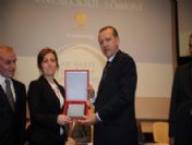 Siyaset Akademisi Sakarya Birincisine Ödülünü Başbakan Erdoğan Verdi