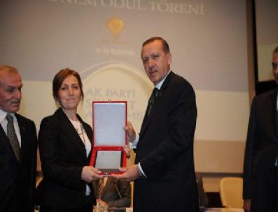 ENGIN NOYAN - Siyaset Akademisi Sakarya Birincisine Ödülünü Başbakan Erdoğan Verdi
