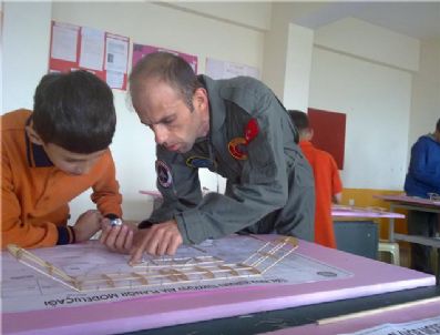 MAKET UÇAK - Erzurum'da Polis Çocuklarına 'Model Maket Uçak Yapımı' Kursu