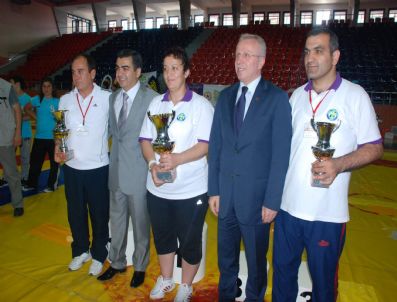 SEYIT TORUN - Shçek Güreşçileri Madalyalarını Aldı