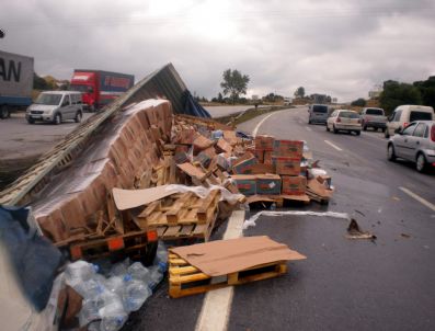 BALıKESIR BELEDIYESI - Su Yüklü Tır Devrildi: 1 Yaralı