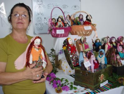 Turistlerin İlgisini Çeken Bez Bebekler Gelir Kapısı Oldu