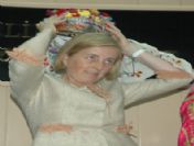 Bakan Kavaf Oya İşlemeli Fes Giydi