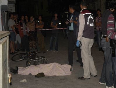 Kuşadası'nda Yalnız Yaşayan Bir Kişi Evinin Önünde Ölü Bulundu