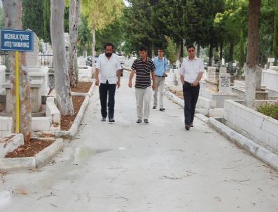 REGAİB KANDİLİ 2013 - Mezarlığın Yol Ve Su Sorunu Çözülüyor