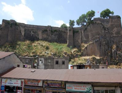 BÜYÜK İSKENDER - Bitlis Kalesi'ni Sağlamlaştırma Çalışmaları