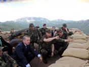 Boşuna çömelmiş Atatürk resmi aramayın