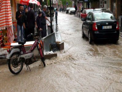 RUHI YıLMAZ - Dursunbey'de Yağmur Suları Sele Dönüştü