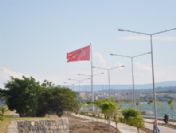 Aliağa Belediyesi'den Sahil Bandı'na Dev Türk Bayrağı