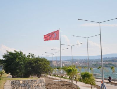 TURGUT OĞUZ - Aliağa Belediyesi'den Sahil Bandı'na Dev Türk Bayrağı