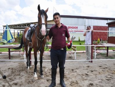 TÜRKIYE BINICILIK FEDERASYONU - At İle Dayanıklılık Yarışmasında, Kayseri'ye 2. Ve 3.'lük İle Döndüler