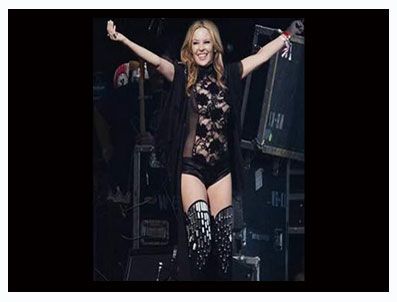 KATE HUDSON - Kylie Minogue sahnede nefes kesti