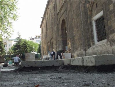 Ulucami'de Beton Zemin Endişesi