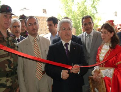 Ardahan Merkez Halk Eğitim Müdürlüğü Kursları Yıl Sonu Sergisi Açıldı