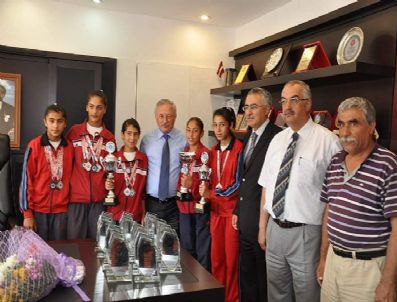 ERDOĞAN AYATA - Ayata, Şampiyonları Ağırladı