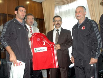 ABDÜLKADIR ATALıK - Ümit Milli Basketbol Takımı İdarecilerinden Vali Atalık'a Ziyaret