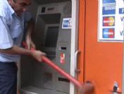 ATM'de yangın 500 tl'yi kül edecekti