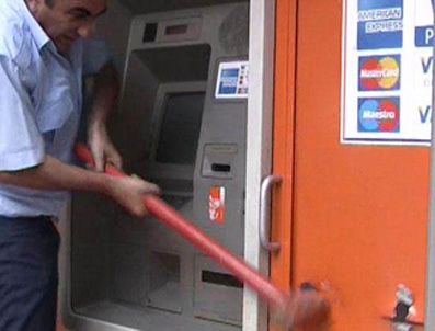 ATM'de yangın 500 tl'yi kül edecekti